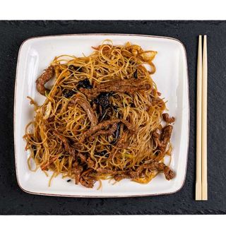 Spaghete de orez cu vita