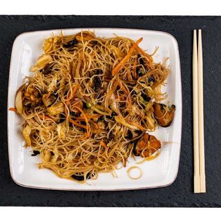 Spaghete de orez cu fructe de mare