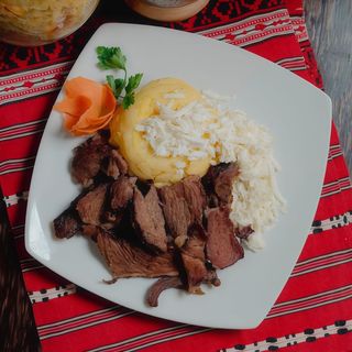 Pastrama oaie cu mamaliga si cas