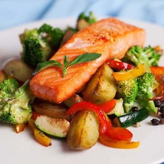 File somon cu legume sote si sos alb