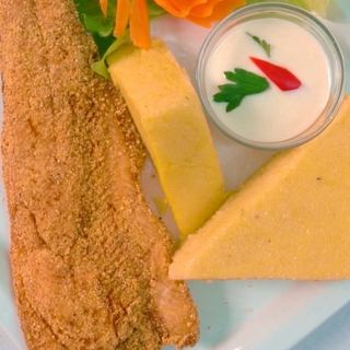 File pastrav in crusta de malai cu mamaliga