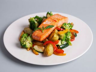 File somon cu legume sote si sos alb