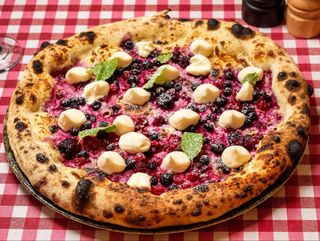 Pizza cu fructe de pădure