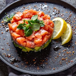 Tartar de avocado cu somon fumme