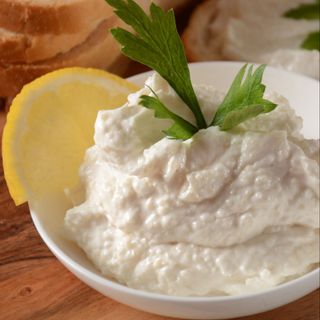 Icre de crap cu ceapa si turta taraneasca