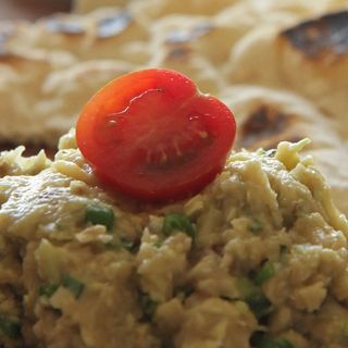 Vinete cu turta taraneasca si salata de rosii cu ceapa