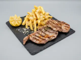 Ceafa de porc la gratar cu cartofi pai si sos dijoness