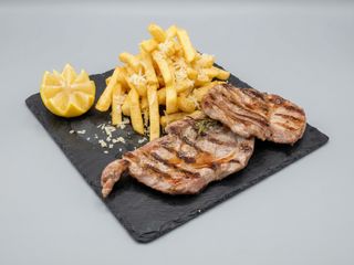 Ceafa de porc la gratar cu cartofi pai si sos dijoness