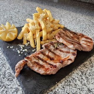 Ceafa de porc la gratar cu cartofi pai si sos dijoness