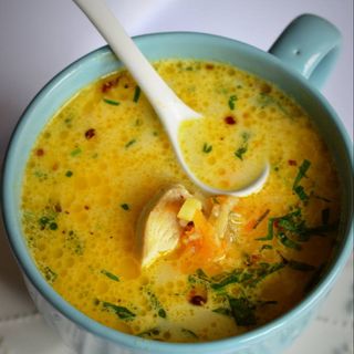 Ciorba de pui a la grec cu smantana si ardei iute