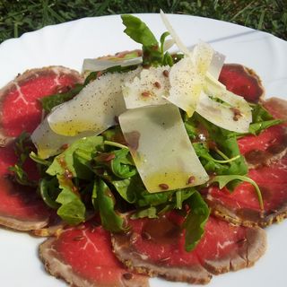 Carpaccio de vita cu ruccola si pesto