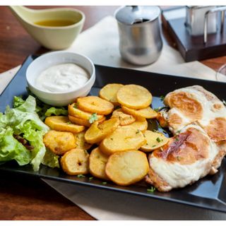 Pui cu sos gorgonzolla cu cartofi copti