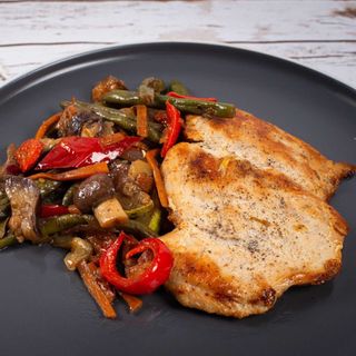 Piept de pui cu legume