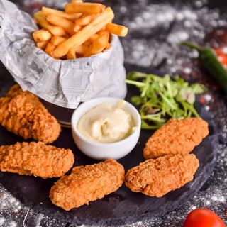 Aripioare picante cu cartofi wedgess si sos de usturoi