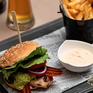 Burger cu piept pui cu avocado si legume pai prajite