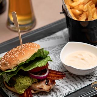 Burger cu piept pui cu avocado si legume pai prajite