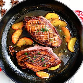 Piept de rata cu sos de piersici si gutui cu orez negru