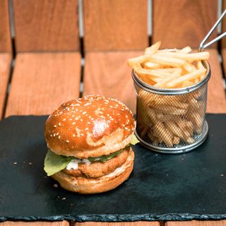 Mini burger de pui cu cartofi dolar chips si sos calipso