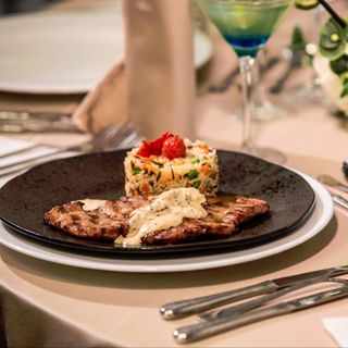 Ceafa de porc la gratar cu orez cu legume si sos dijoness