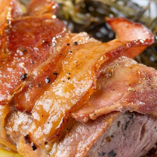 Muschiulet de porc cu piure de cartofi cu trufe si sos brun