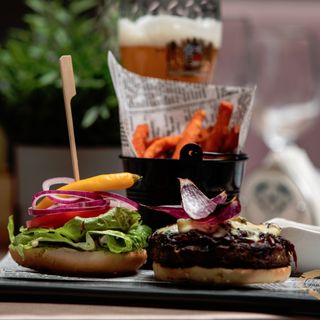 Burger D'all Class cu cartofi wedges si sos calipso