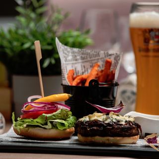 Burger Angus Creamy cu cartofi dulci prajiti si sos blue