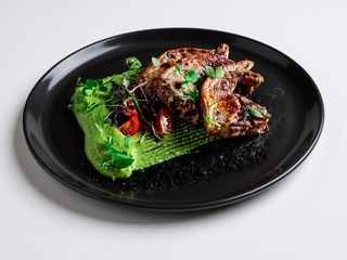 Muschiulet de vita cu piure de mazare, cartofi rosti si sos blue