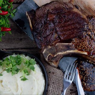 T-bone steak la plita incinsa cu piure de cartofi