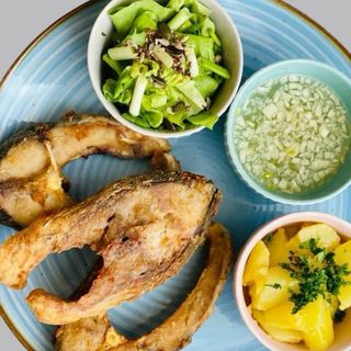 Crap prajit in malai cu mamaliga si ardei copt