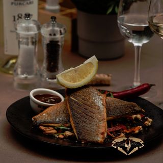 Lup de mare cu salata asiatica si caju