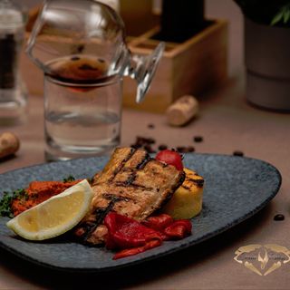 Somon la gratar cu legume sotate si sos butterlemon