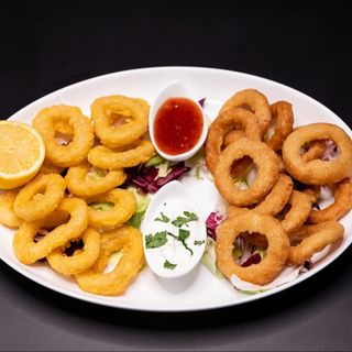 Inele de calamar cu dolar chips si sos de usturoi