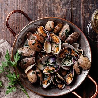 Midii in sos de vin cu turta