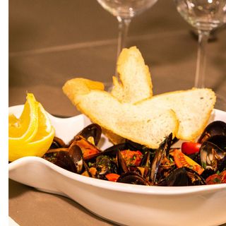 Platou de fructe de mare cu turta