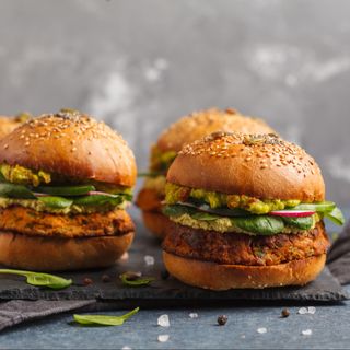 Burger de somon cu cartofi dulci prajiti