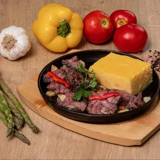 Platou traditional de berbecut cu mamaliga, muraturi, turta 