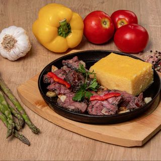 Platou traditional de berbecut cu mamaliga, muraturi, turta