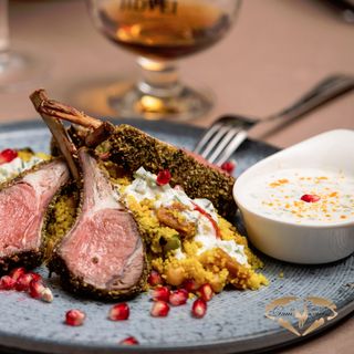 Cotlet de berbecut cu bulgur si stafide si salata de cruditati