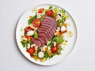 Salata cu piept de rata afumat si piersici