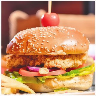 Crispy Chicken Cheese Burger si Cartofi Rondele