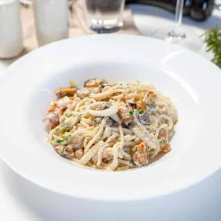 Linguini cu creveți, fulgi chili, busuioc și parmezan