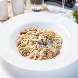 Linguini cu creveți, fulgi chili, busuioc și parmezan