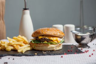 Extra Cheese Toro Beef Burger + cartofi