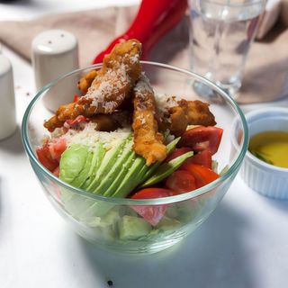 Salată cu pui crocant și avocado