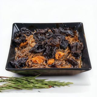 Taitei de orez cu legume si flori negre