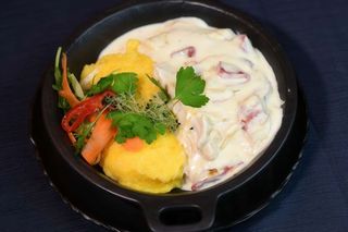 Piept de pui în sos de ardei copți și mămăliguţă