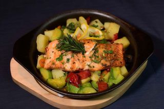 Somon la cuptor cu legume asortate