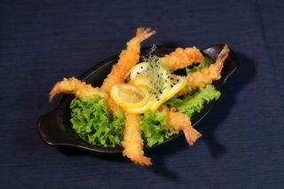 Creveți tempura cu cartofi prajiti