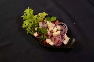 Salată de roșii, telemea, ceapă