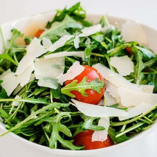 Mix salata cu rosii cherry și parmezan 150g